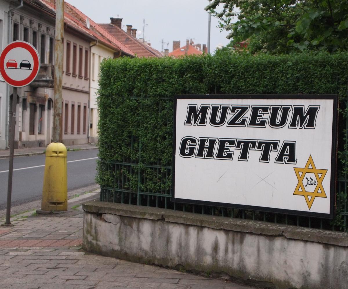 Schild des Gettomuseums Theresienstadt