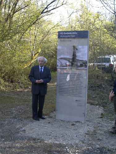 Bunkerbogenstele mit Max Mannheimer