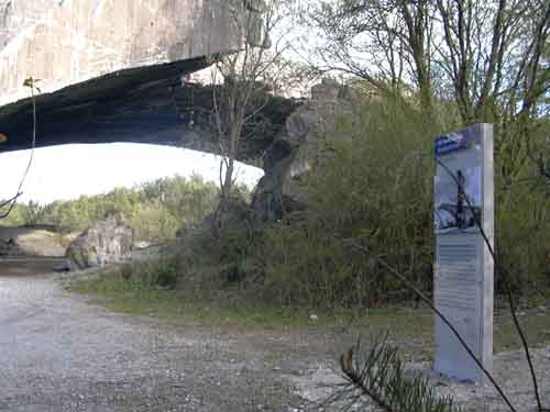 Die Stele am Bunkerbogen