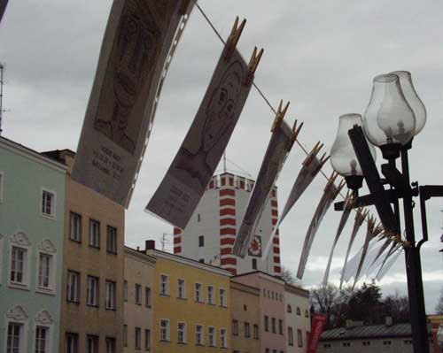 Gesichter vor dem Nagelschmiedturm