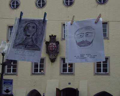 Gesichter vor dem Rathaus